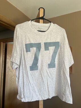 American Eagle Outfitters Light Gray Tee with Blue '77' Graphic